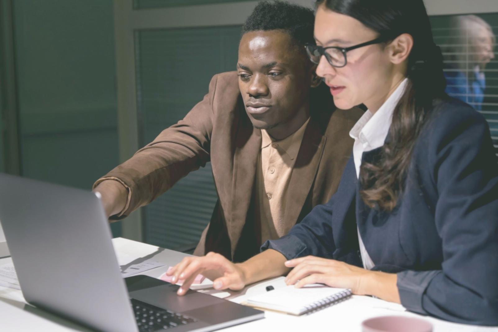 Équipe de consultants analysant des documents financiers