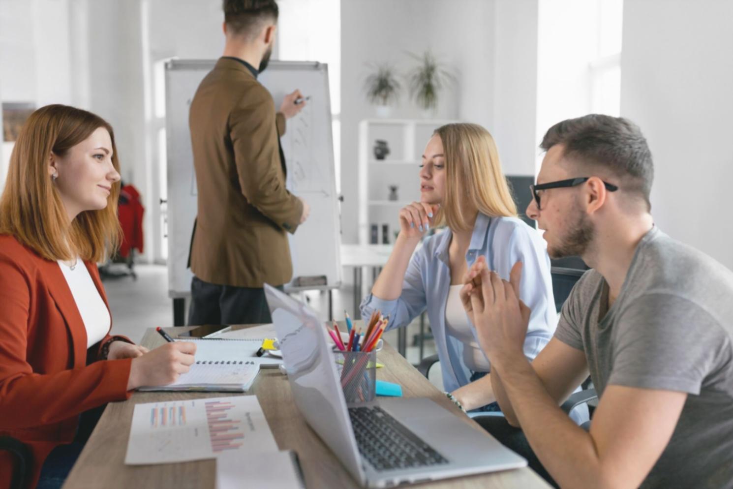 Bureau de conseil avec documents de travail et calculatrice
